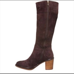 SuedeSaunOlivyaBootsNever worn.Calf is very wide.